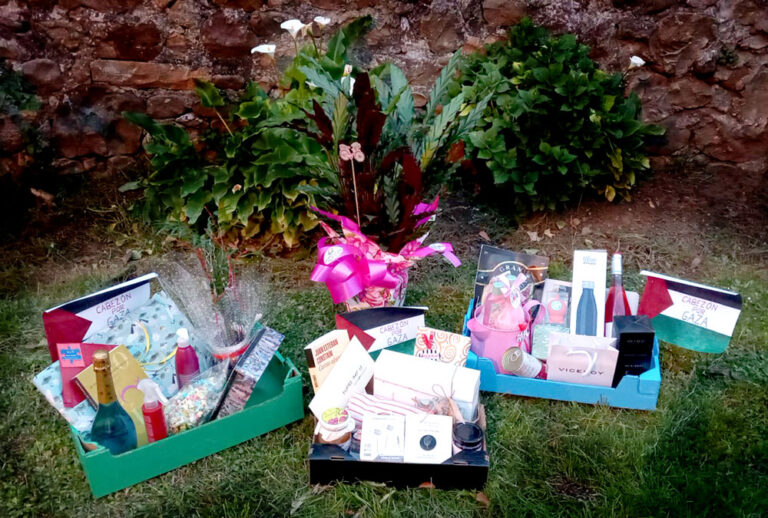 Algunas de las cestas sorpresa preparadas para la rifa solidaria por Gaza